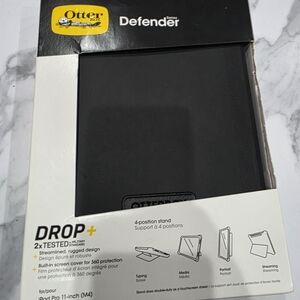 OtterBox Defender Series Black Case for iPad Pro 11-inch